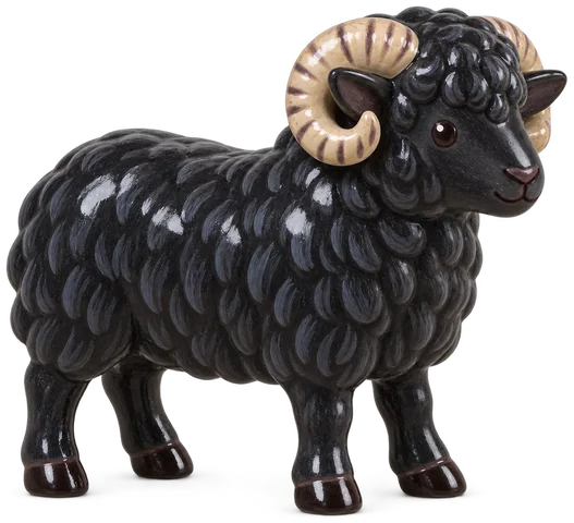 Bélier Ouessant de petite taille, à laine noire, pattes fines et cornes torsadées autour des oreilles